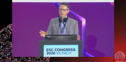 Ein Mann steht am Rednerpult und spricht während des ESC Kongresses 2026 in München. Er trägt Kopfhörer und hat eine Präsentation im Hintergrund. Die Bühne ist farbig beleuchtet, und der Name des Kongresses ist deutlich zu erkennen.