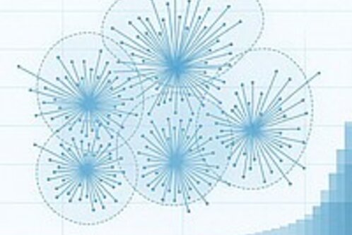 Die Grafik zeigt mehrere Cluster, die durch verstreute Punkte dargestellt werden. Jeder Cluster hat lange Linien, die von einem zentralen Punkt ausgehen. Im Hintergrund ist ein Histogramm zu sehen, das die Verteilung von Daten zeigt. Die Farben sind in sanften Blau- und Grautönen gehalten.