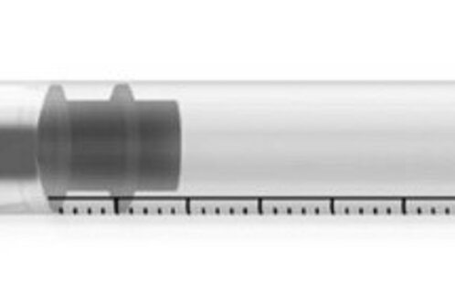 Eine transparente Spritze mit einer feinen Nadel, die zur Verabreichung von Medikamenten verwendet wird. Die Skala entlang der Spritze zeigt Volumeneinheiten an.