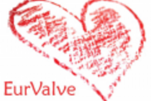 Ein rotes Herzsymbol in handgezeichneter Optik, das für die Initiative „EurValve“ steht. Das Herz vermittelt eine Botschaft von Liebe und Zusammenhalt im Kontext der Herzgesundheit.