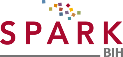 Das Bild zeigt das Logo von SPARK BH. Der Schriftzug "SPARK" steht in großen, roten Buchstaben, während "BH" in grauer Schrift darunter steht. Über dem Schriftzug sind bunten, ineinander gestellten Quadrate abgebildet, die Dynamik und Kreativität ausstrahlen.