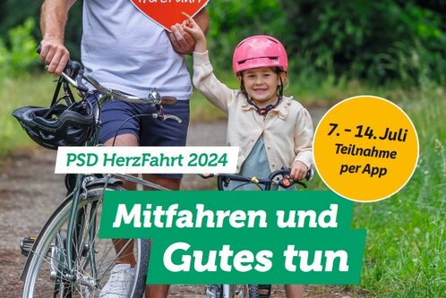Ein lächelnder Vater steht neben einem Fahrrad und hält ein herzförmiges Schild mit dem Text "PSD HerzFahrt". Ein Kind, das einen Fahrradhelm trägt, steht neben ihm. Der Banner bewirbt die Veranstaltung "Mitfahren und Gutes tun" vom 7. bis 14. Juli zur Unterstützung gesunder Kinderherzen.